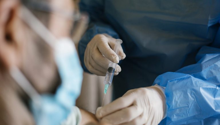 Covid, avoir eu le vaccin avant l&rsquo;infection réduit les symptômes du Covid long (et de beaucoup)
