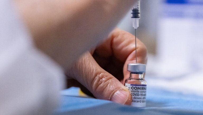Covid, deux doses d’un vaccin à ARNm réduisent de 40 % les hospitalisations chez les enfants.