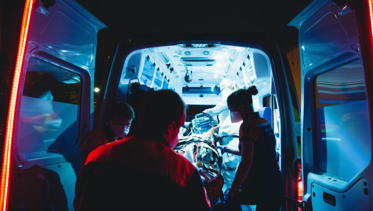 Aux urgences dans le chaos : la baisse des vaccinations contre le Covid et la grippe est à blâmer