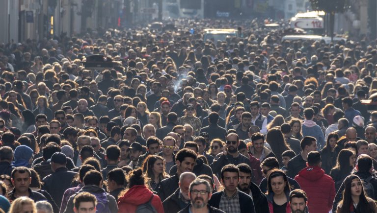 Covid, la variante KP.2 en provenance des USA arrive en Italie.  Virologues : « Il ressemble à Delta et n'échappe pas aux vaccins »