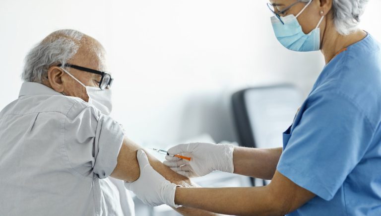 Vaccins recommandés aux personnes atteintes de cancer : 2 patients sur 3 ne les connaissent pas