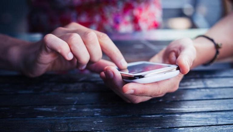Anna, à 16 ans, une usurpation d&rsquo;identité en ligne et le cauchemar des abus sexuels