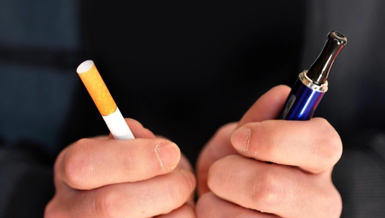 Fumer et vapoter ensemble multiplie par 4 le risque de cancer du poumon