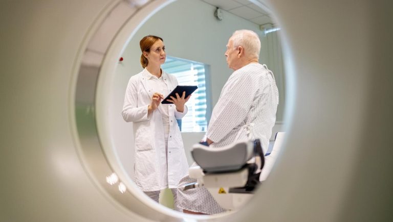 Des radiographies au scanner : une médecine qui pense aux personnes âgées