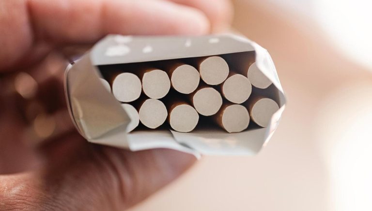 Tabagisme : 44% commencent avant l&rsquo;âge de 18 ans. Les oncologues demandent une augmentation de 5 euros sur les cigarettes