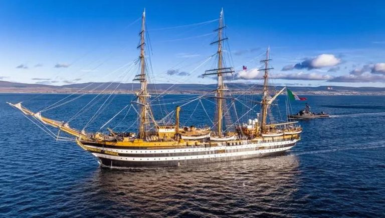 Tumeurs, le voilier Amerigo Vespucci navigue pour la prévention. À Trieste la visite de la santé