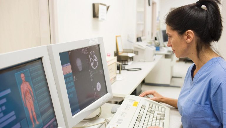 Cancer: augmenter les études qui apportent des médicaments du laboratoire au lit du patient