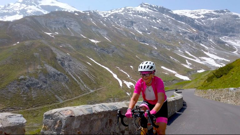 L&rsquo;ancienne entrepreneur Loretta Pavan à vélo sur le Stelvio contre la tumeur