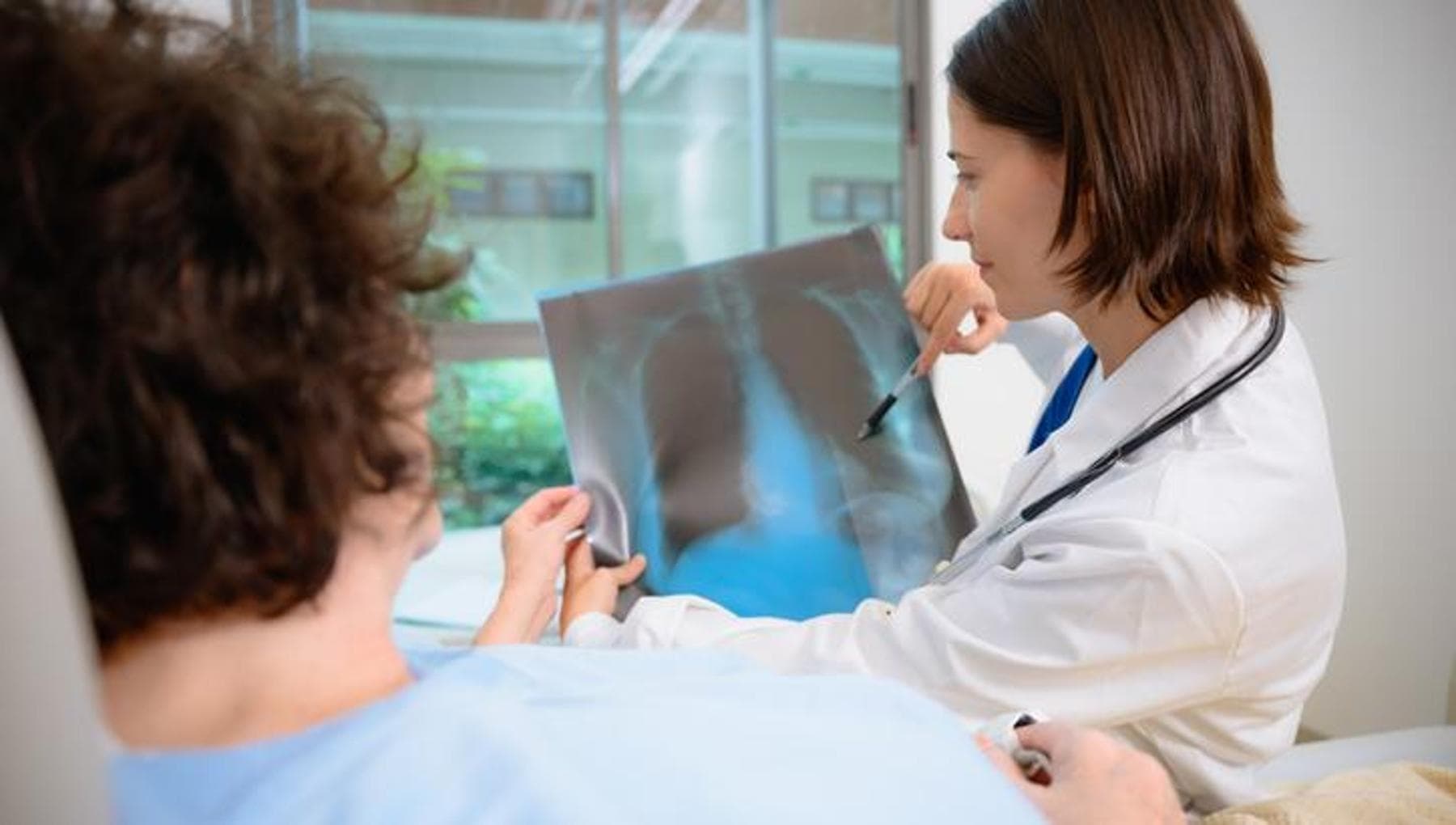 Cancer du poumon: une nouvelle combinaison de médicaments prolonge la vie des patients