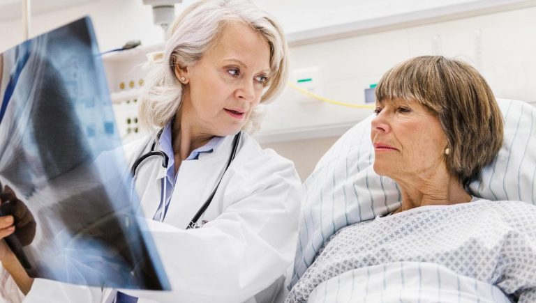 Cancer du poumon: une nouvelle immunothérapie avant et après l&rsquo;intervention
