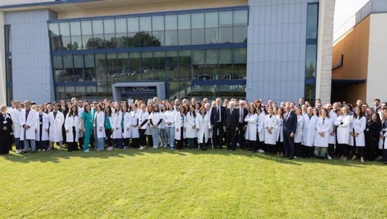 La présidente Mattarella visitant le centre national de l&rsquo;adrothérapie oncologique de Pavia