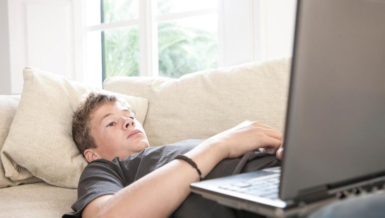 Pas de sport et surpoids pour un adolescent sur 5. C&rsquo;est pourquoi on parle de prévention auprès des jeunes