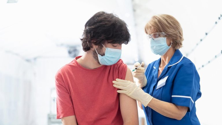 Quatre ans après le vaccin anti-Covid à ARNm : pas de surmortalité