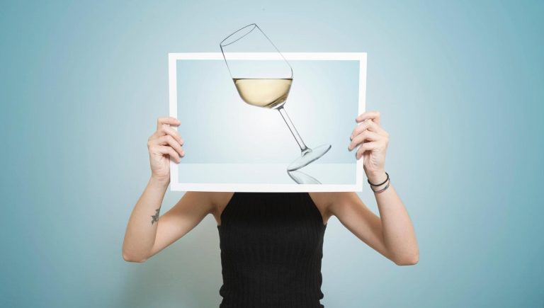 Cancers, une bouteille de vin de moins par mois réduit le risque lié à l&rsquo;alcool