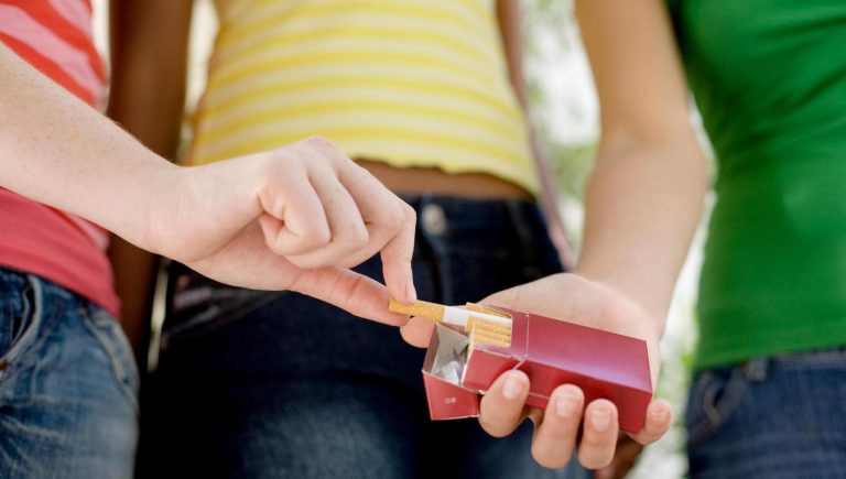 Fumer, pour le même nombre total de cigarettes, à partir de 16 fait plus de dégâts qu&rsquo;à 30