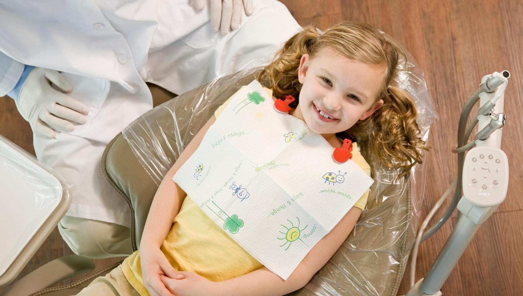 Les accidents vasculaires cérébraux et les crises cardiaques, les caries dentaires et les gingivites non traitées pendant l'enfance augmentent (de manière significative) le risque en grandissant