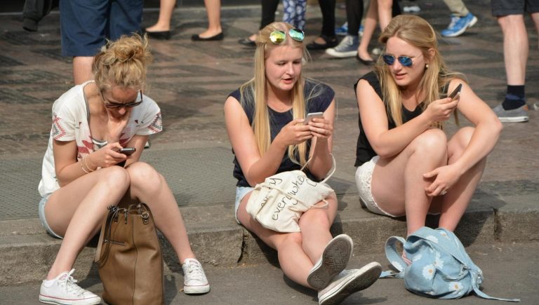 Adolescents : le risque d&rsquo;anxiété et de dépression augmente s&rsquo;ils passent plus de 3 heures par jour sur les réseaux sociaux