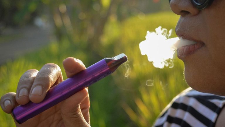 Cancer du poumon : l&rsquo;e-cigarette augmente le risque chez les anciens fumeurs