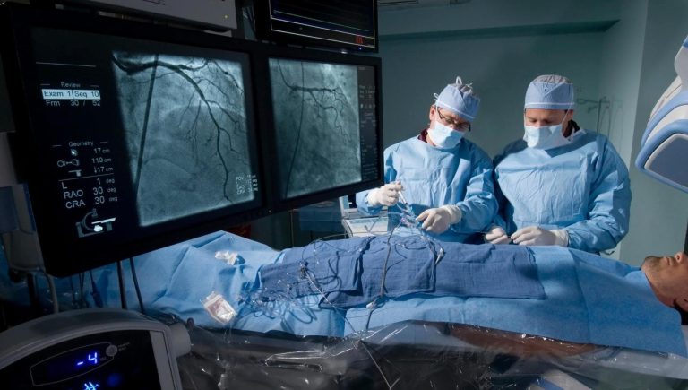 Cœur : les opérations sans bistouri pour les valvules se multiplient, les angioplasties diminuent