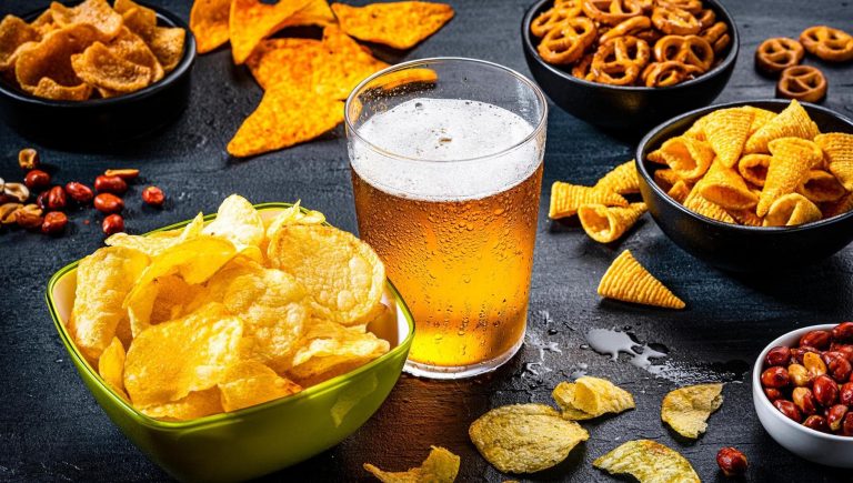 L&rsquo;alcool nous donne envie de malbouffe qui nous fait grossir : voici pourquoi