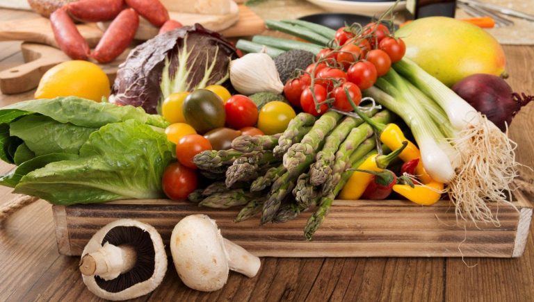 Fruits, légumes, aliments complets, légumineuses : cela réduit le risque d'accident vasculaire cérébral et de crise cardiaque après la ménopause


