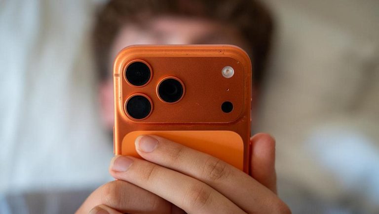 Les réseaux sociaux interdits aux moins de 15 ans en France, vient d'abord le droit de grandir


