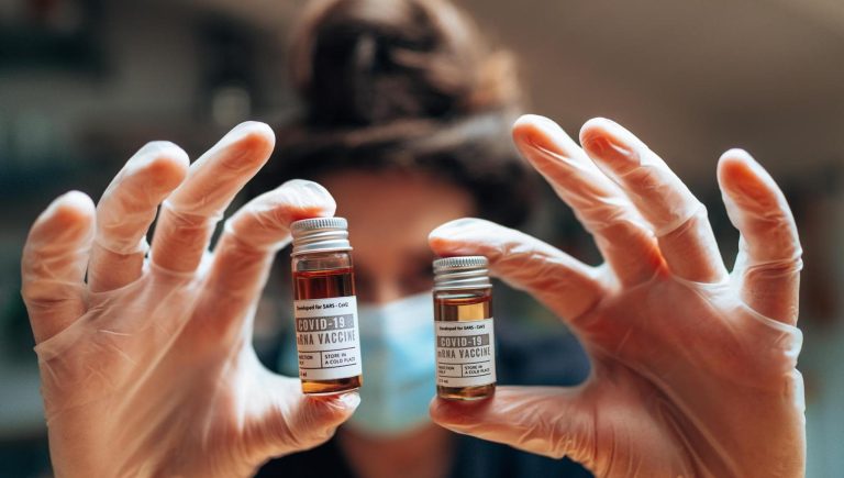 Vaccins à ARNm : une nouvelle revue confirme leur sécurité et leur efficacité