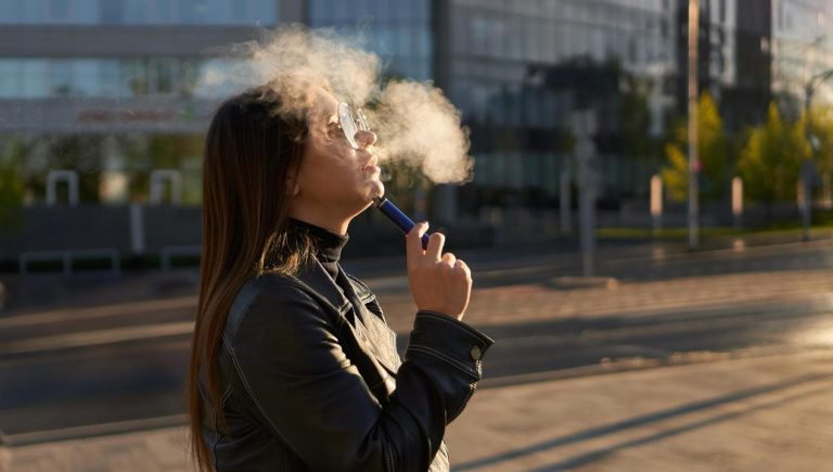 Nicotine, voici ce qui se passe si vous fumez (ou vapotez) et pourquoi c'est mauvais pour le cœur


