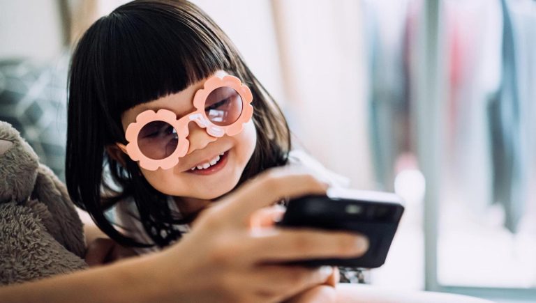 Que faire sous le parapluie si l'enfant pique une colère pour jouer avec le smartphone


