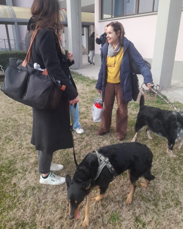 Plino et Lilli devant la prison de Spolète