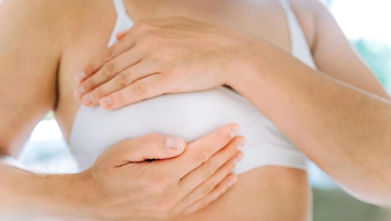 Cancer du sein, tests génomiques sous-utilisés : "Des milliers de femmes risquent des thérapies inutiles"


