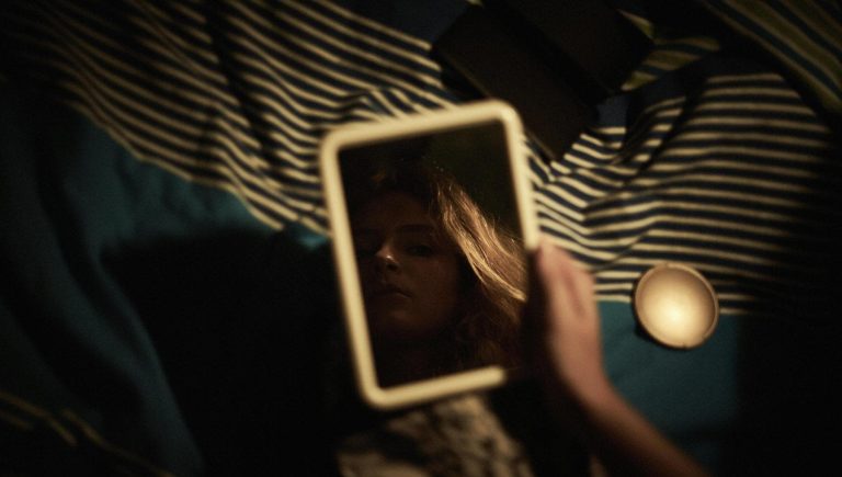 Cœur, l'obscurité le protège mais la nuit oublie ton smartphone et ta tablette


