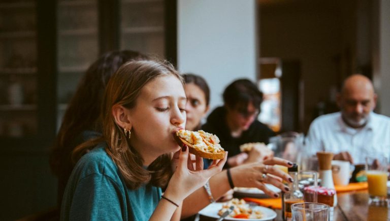 Décalage horaire à table : changer les horaires de repas le week-end augmente le risque de crise cardiaque et plus encore


