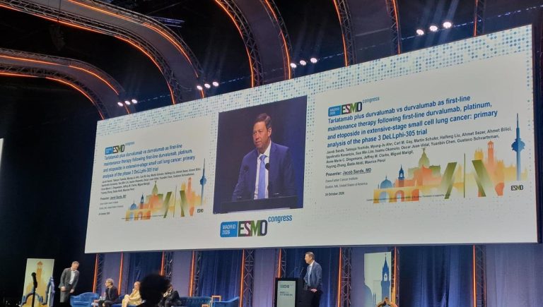 Cancer du poumon, une nouvelle thérapie prolonge la vie de plus de 8 mois : standing ovation à Esmo


