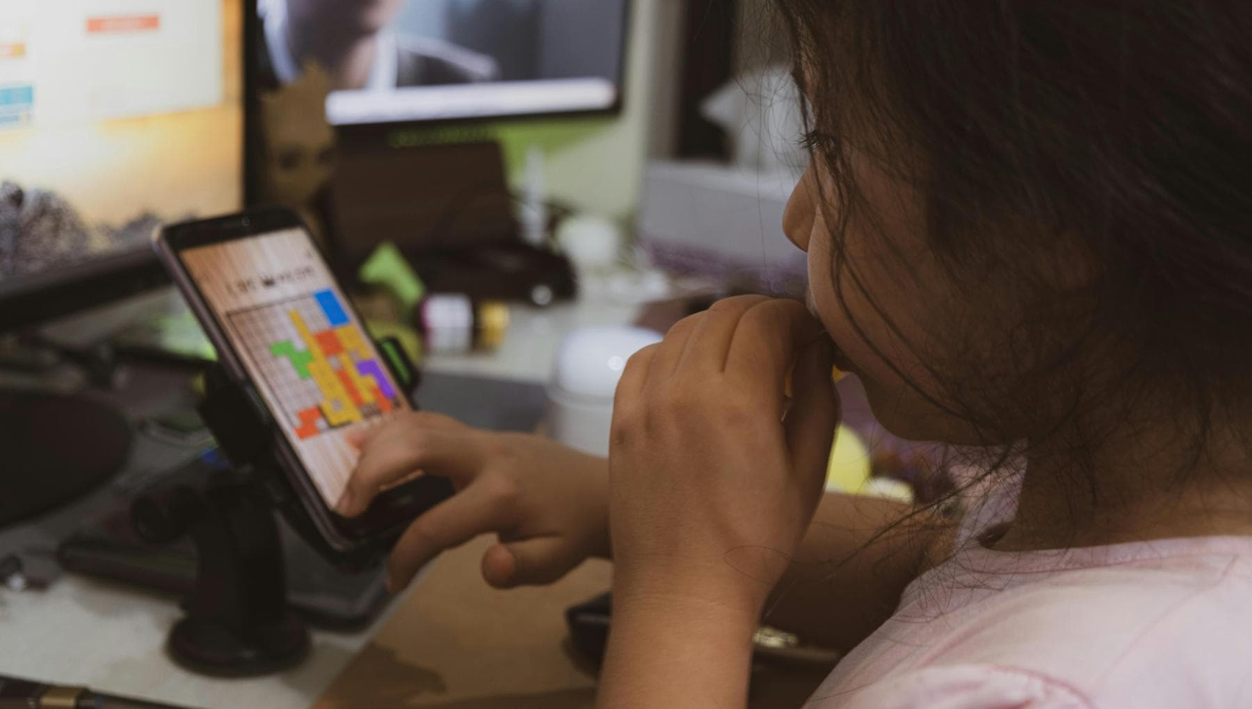 Interdiction des réseaux sociaux, commençons à ne pas donner de téléphones portables aux enfants dès l'âge de deux ans
